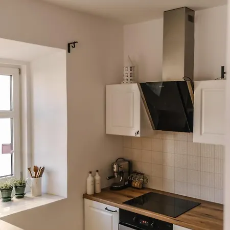 Charming Romeo Apartment