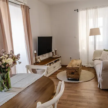 Charming Romeo Apartment